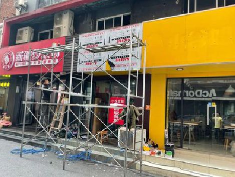 曲靖制作广告招牌如何避免它发黄？